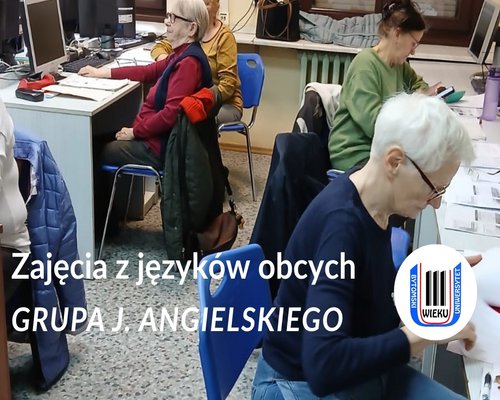 Trzy tarsze panie przy biurkach z komputerami w sali językowej
