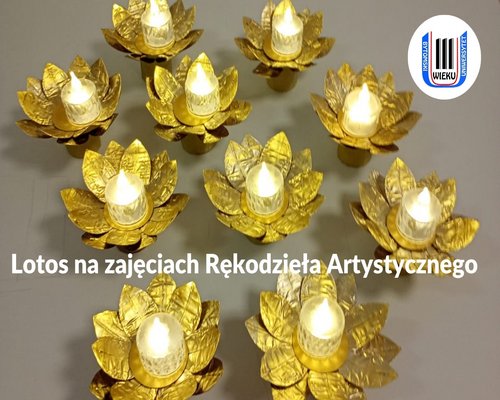 Złote świeczniki w kształcie lotosu wykonane przez słuchaczy UTW Bytom na zajęciach rękodzieła artystycznego