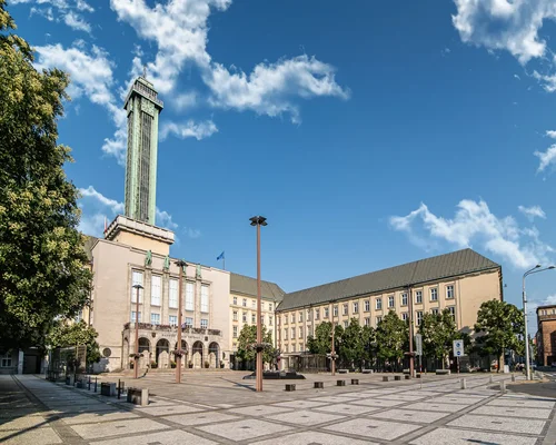 Budynek ratusza w Ostrawie z zieloną wieżą 