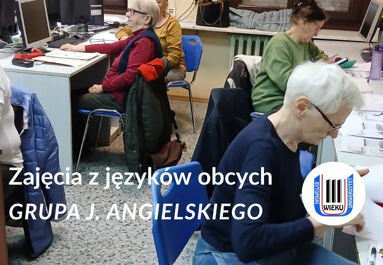 Trzy tarsze panie przy biurkach z komputerami w sali językowej
