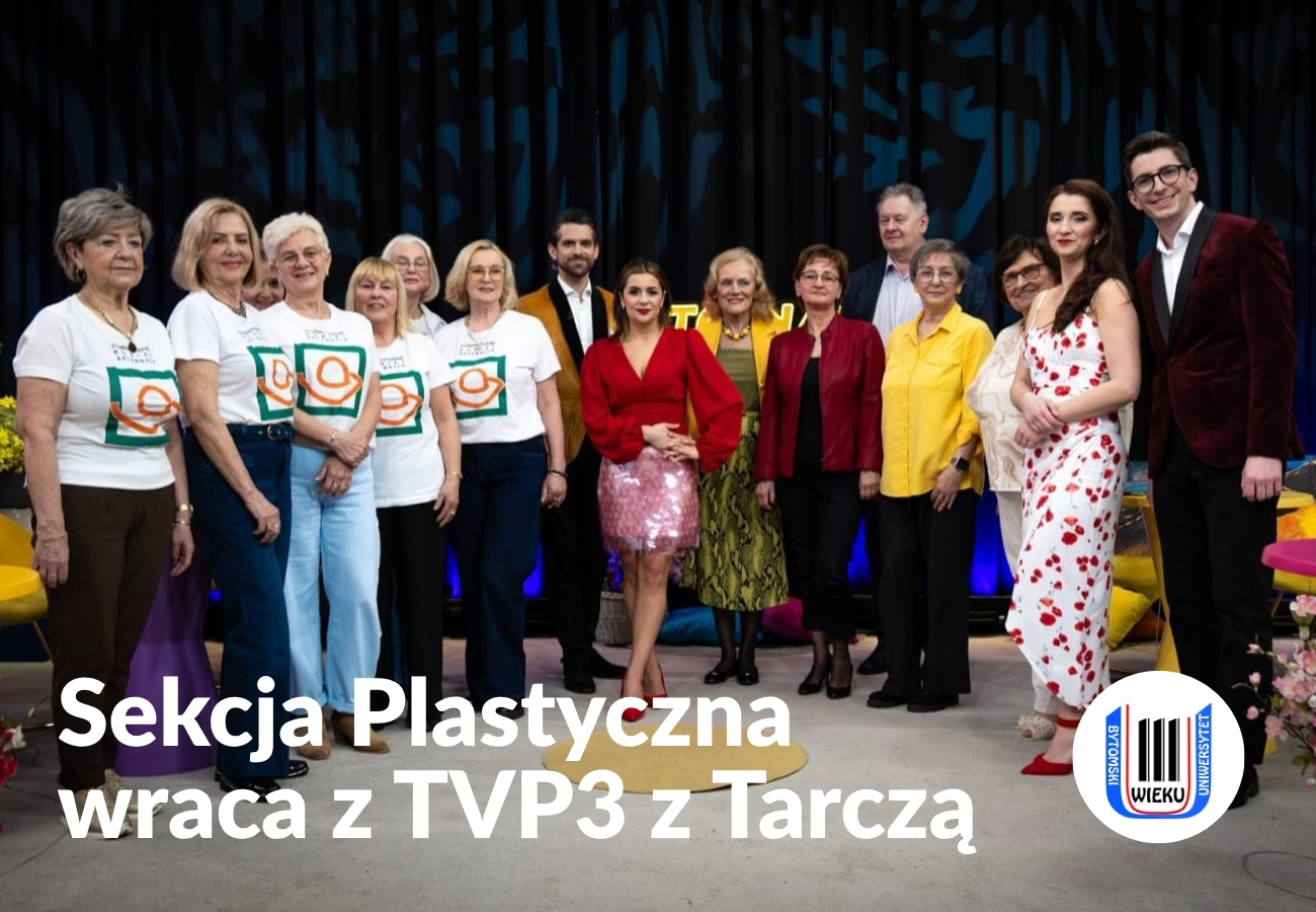 Grupa ludzi pozująca do zdjęcia w studio TVP3 Katowice, W środku Marta Hawlicka liderka Sekcji Plastycznej UTW Bytom
